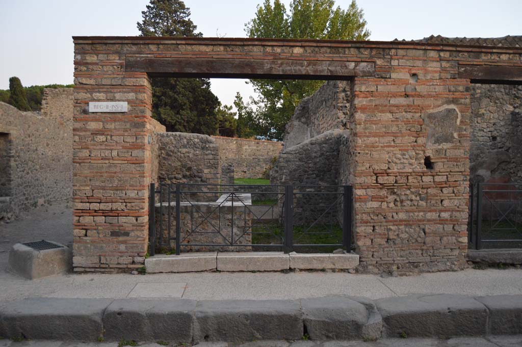 Via dell’Abbondanza, south side, Pompeii. October 2017.
Looking towards entrance doorway at II.1.6, with Vicolo di Octavius Quartio, on left.
Foto Taylor Lauritsen, ERC Grant 681269 DÉCOR