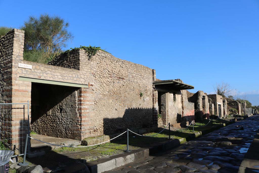 Via dell’Abbondanza, north side. December 2018.
Looking east along from III.5.1, on left, along north side of insula. Photo courtesy of Aude Durand.