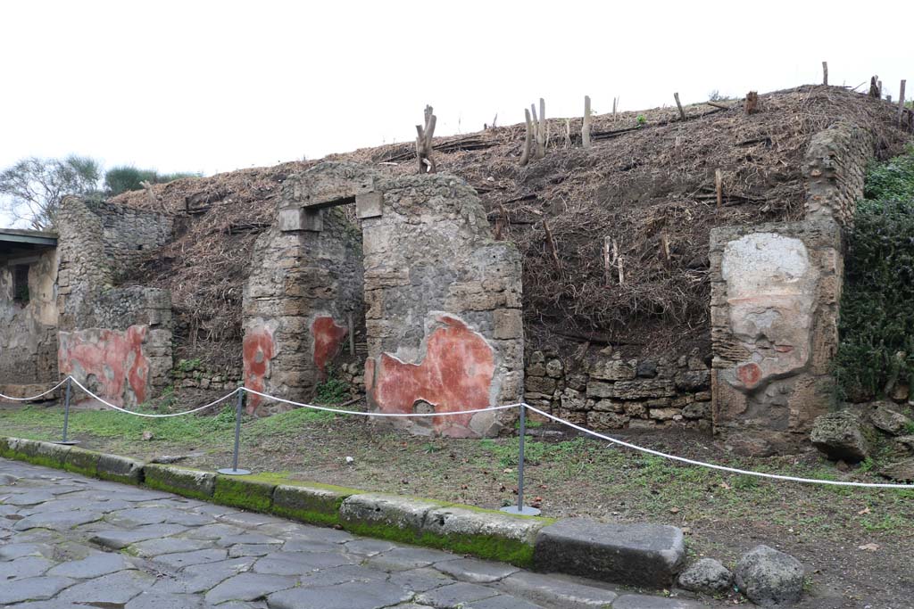 Via dell’Abbondanza, north side. December 2018.
Entrance doorways, III.5.3, on left, III.5.4 centre, and III.5.5, on right. Photo courtesy of Aude Durand.
