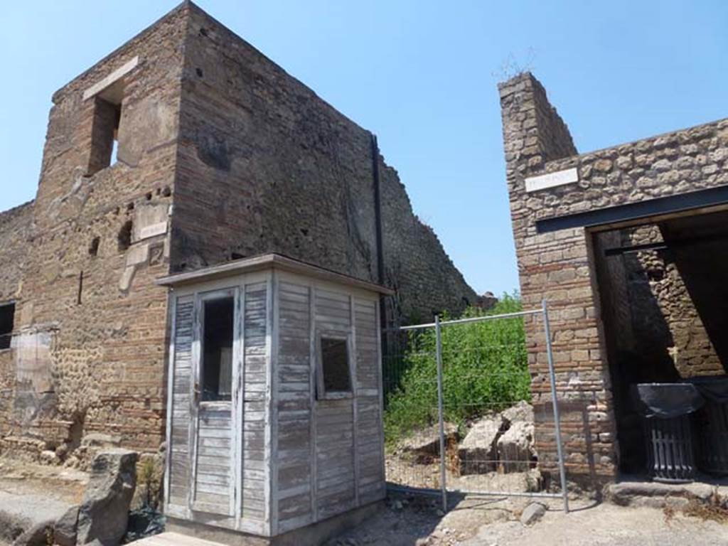 Unnamed vicolo between III.4 and III.5. June 2012.Looking north from Via dell’Abbondanza.
Photo courtesy of Michael Binns.