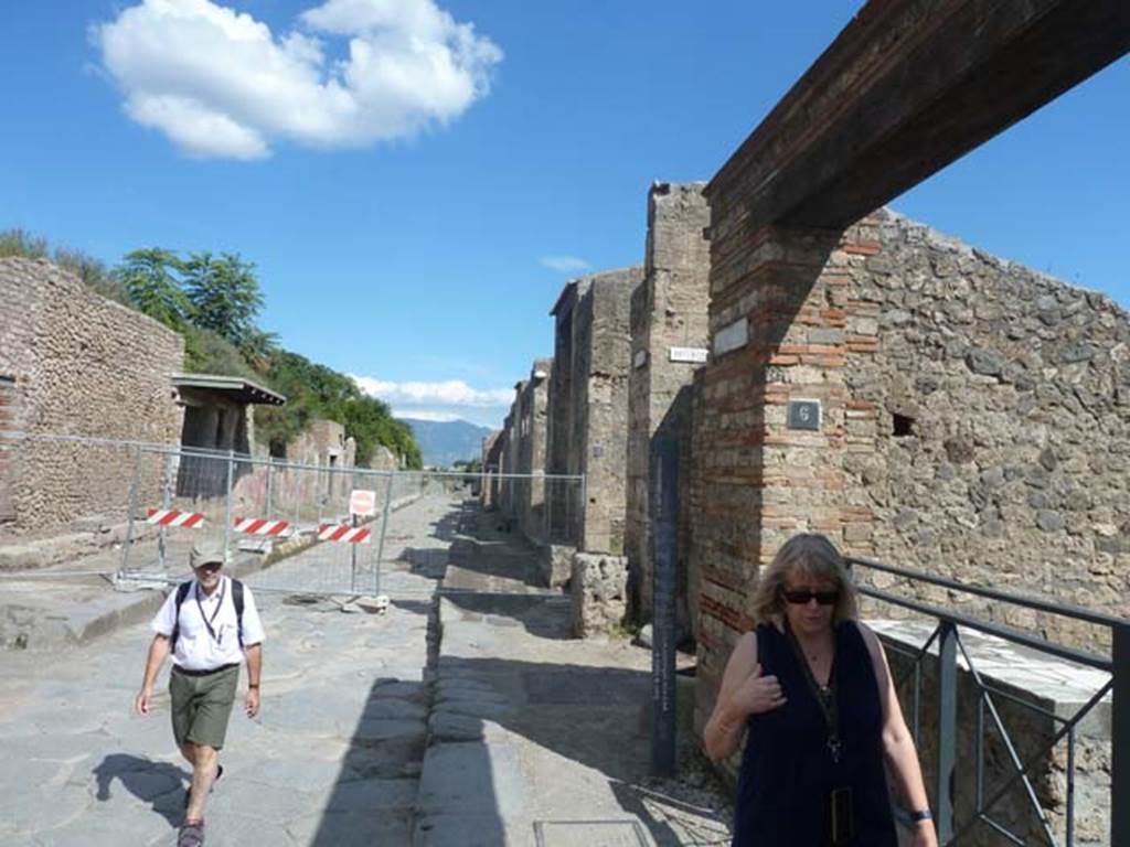 Via dell’Abbondanza, Pompeii. September 2015. Looking east between III.5 and II.2, from near II.1.6, on right.
