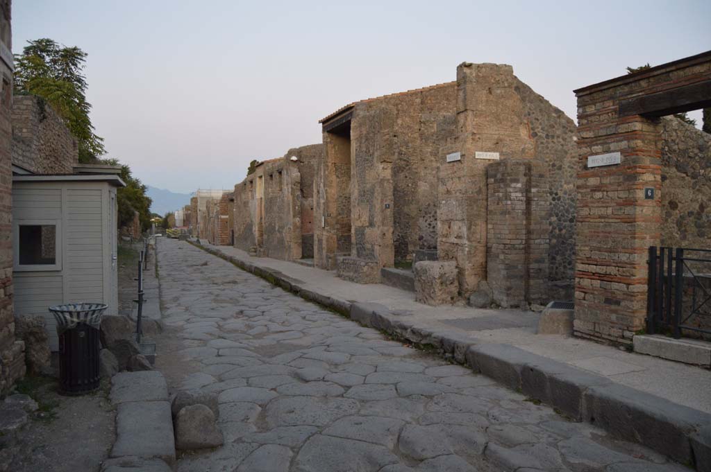 Via dell’Abbondanza, south side, Pompeii. October 2017. Looking east along II.2, from II.1.6, on right.
Foto Taylor Lauritsen, ERC Grant 681269 DÉCOR.