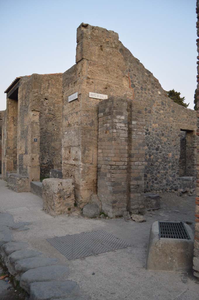Via dell’Abbondanza, south side, Pompeii. October 2017.
Looking east towards west side of II.2.1, on Vicolo di Octavius Quartio.
Foto Taylor Lauritsen, ERC Grant 681269 DÉCOR.