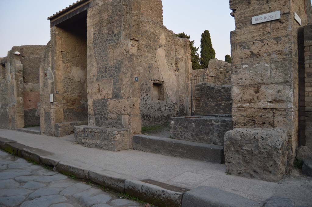 Via dell’Abbondanza, south side, Pompeii. October 2017. Looking from II.2.1, on right, towards II.2.3, on left.
Foto Taylor Lauritsen, ERC Grant 681269 DÉCOR