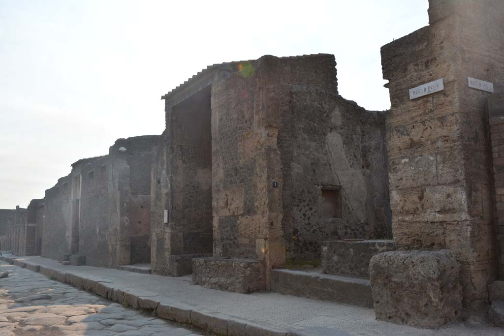 Via dell’Abbondanza, south side, Pompeii. July 2017. Looking east from II.2.1, on right, towards II.2.4, on left.
Foto Annette Haug, ERC Grant 681269 DÉCOR.