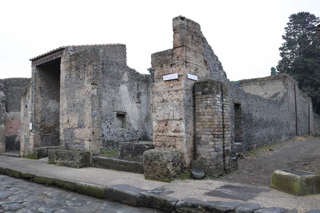 Via dell’Abbondanza, south side. December 2018.
Looking east from junction with Vicolo di Octavius Quarto, on right, with II.2.1, on corner. Photo courtesy of Aude Durand.