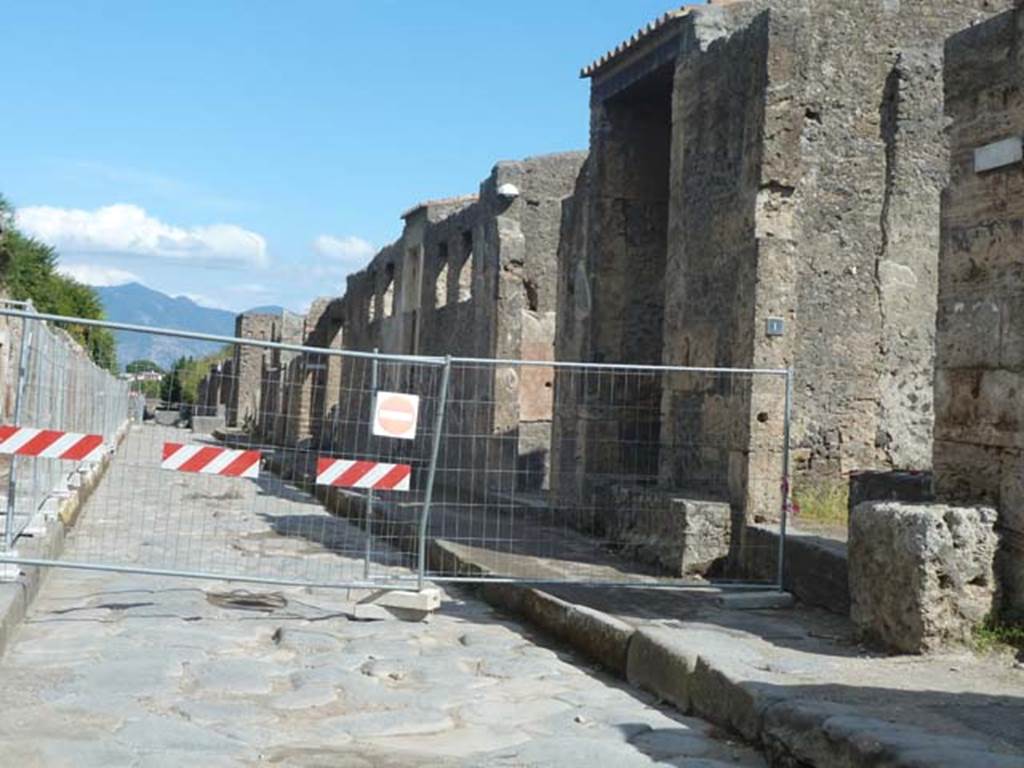 Via dell’Abbondanza, south side. September 2015. Looking east along II.2, from junction with Vicolo di Octavius Quartio.