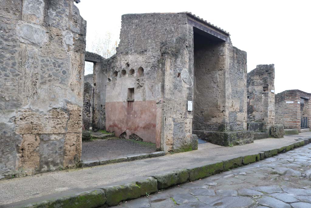Via dell’Abbondanza, Pompeii. December 2018. Looking west along II.2, from II.2.3 towards II.2.1. Photo courtesy of Aude Durand.