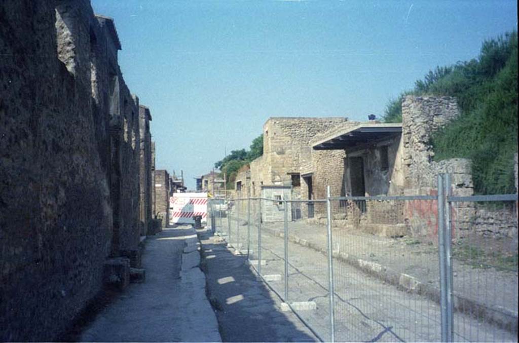 Via dell’Abbondanza. July 2011. Looking west between II.2 and III.5, from near II.2.4.
Photo courtesy of Rick Bauer.