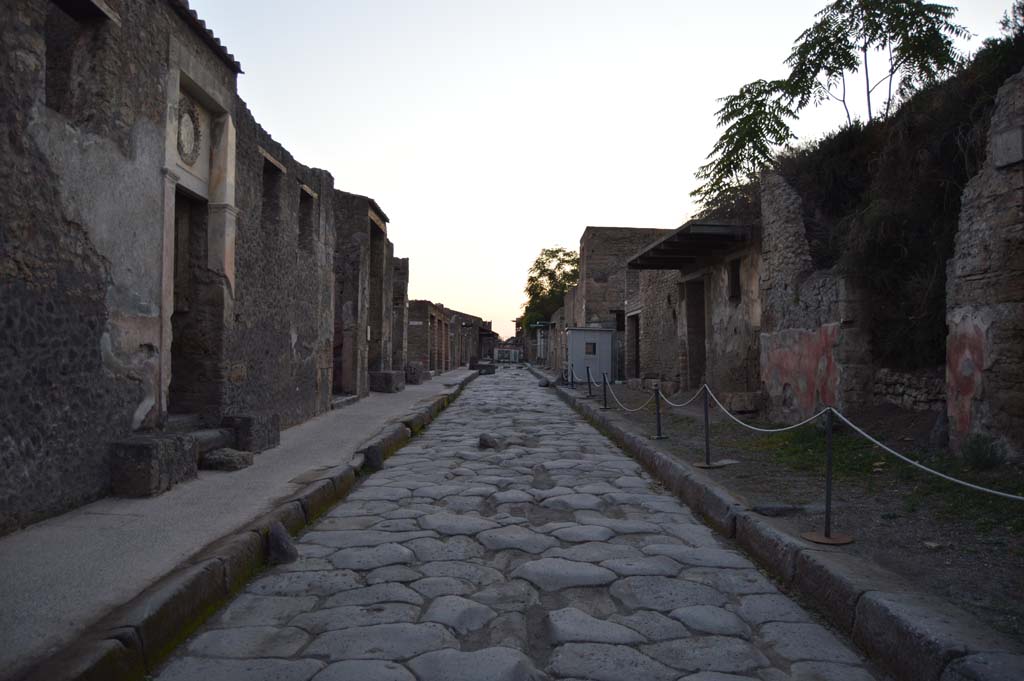 Via dell’Abbondanza, Pompeii. October 2017. Looking west between II.3.4 on left, and III.5.4 on right.
Foto Taylor Lauritsen, ERC Grant 681269 DÉCOR