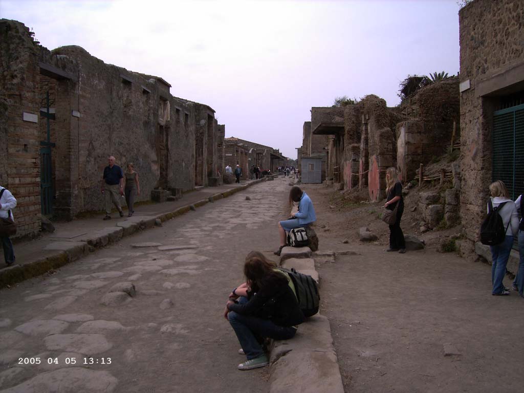 Via dell’Abbondanza, April 2005. Looking west between II.2 and III.5, from III.6.1 (Caupona Pherusae), on right.
Photo courtesy of Klaus Heese.