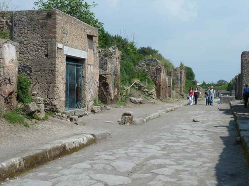Via dell’Abbondanza, north side. May 2010. Looking east to junction with an unnamed vicolo and along III.6.
