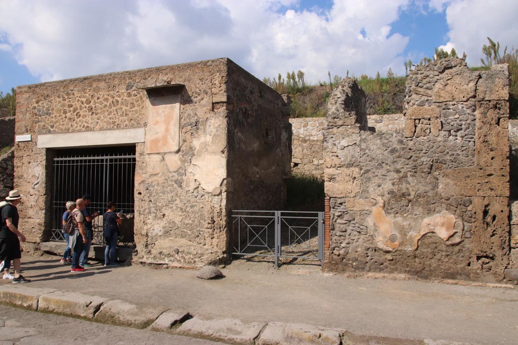 Via dell’Abbondanza, north side. October 2022.
Looking north to entrance doorways III.6.1, on left, and III.6.2, in centre. Photo courtesy of Klaus Heese