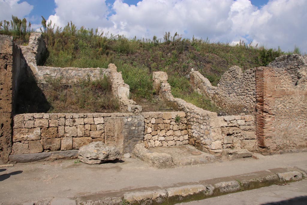 Via dell’Abbondanza, north side. October 2022.
Looking north to newly “cleaned” entrance and corridor into the unexcavated Casa di M. Satrius, III.6.4, in centre.
On the left is the shop at III.6.3. Photo courtesy of Klaus Heese