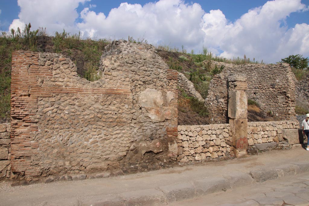 Via dell’Abbondanza, north side. October 2022.
Looking north to entrance doorways III.6.5, centre right, and III.6.6, on right. Photo courtesy of Klaus Heese