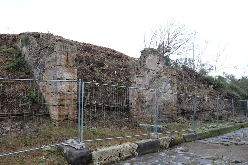 Via dell’Abbondanza, north side. December 2018.
Looking east along insula III.7 from the unexcavated roadway (on left) next to III.7.1, doorway. Photo courtesy of Aude Durand.