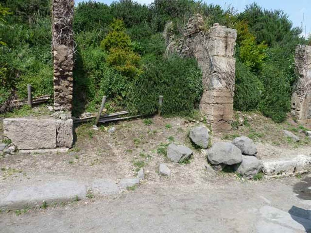 Via dell’Abbondanza, north side. May 2010. Looking north at unnamed vicolo between III.6 and III.7