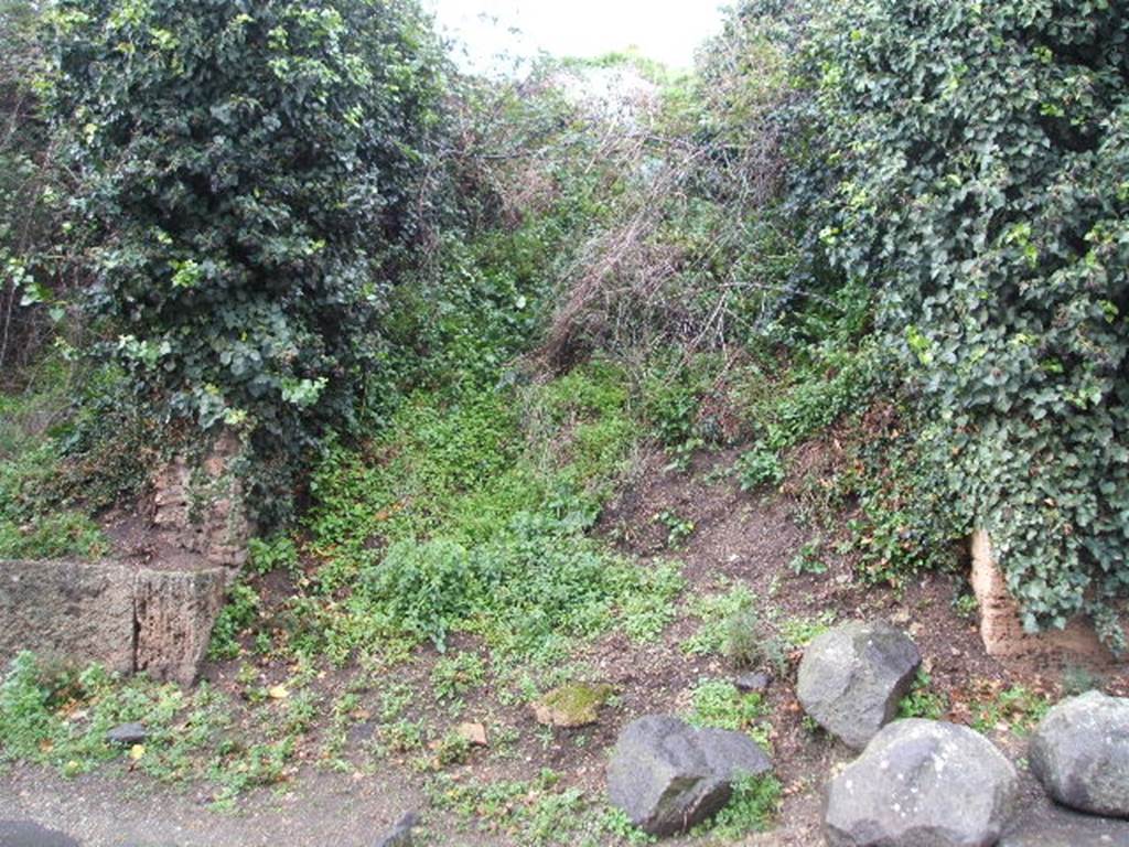 Via dell’Abbondanza. Looking north to unnamed vicolo between III.6 and III.7. December 2004.