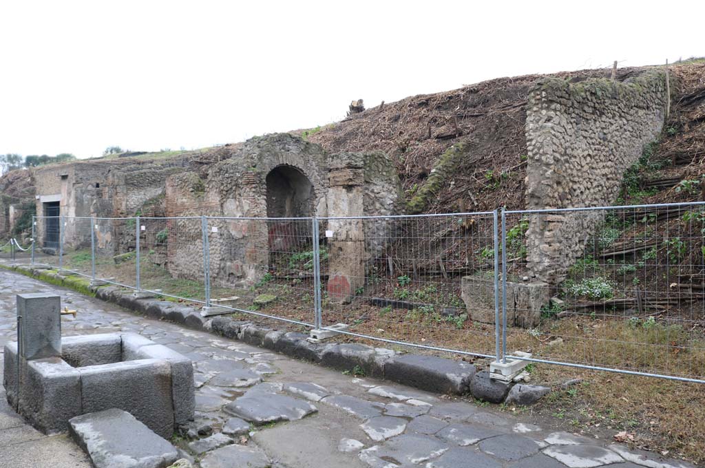 Via dell’Abbondanza, north side. December 2018.
Looking west along insula III.6, from near III.6.6 & unexcavated roadway, on right. Photo courtesy of Aude Durand.