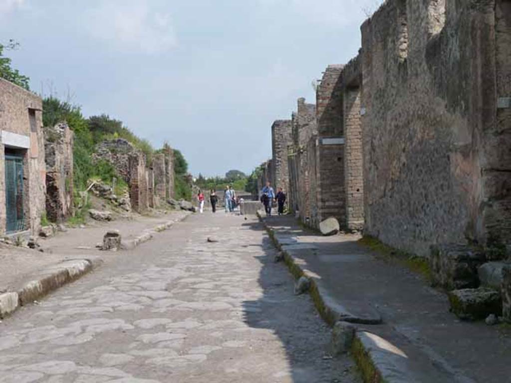 Via dell’Abbondanza. May 2010.
Looking east to junction with an unnamed vicolo on the north, (on left) and Vicolo della Venere on the south, (on right) from near II.2.4.