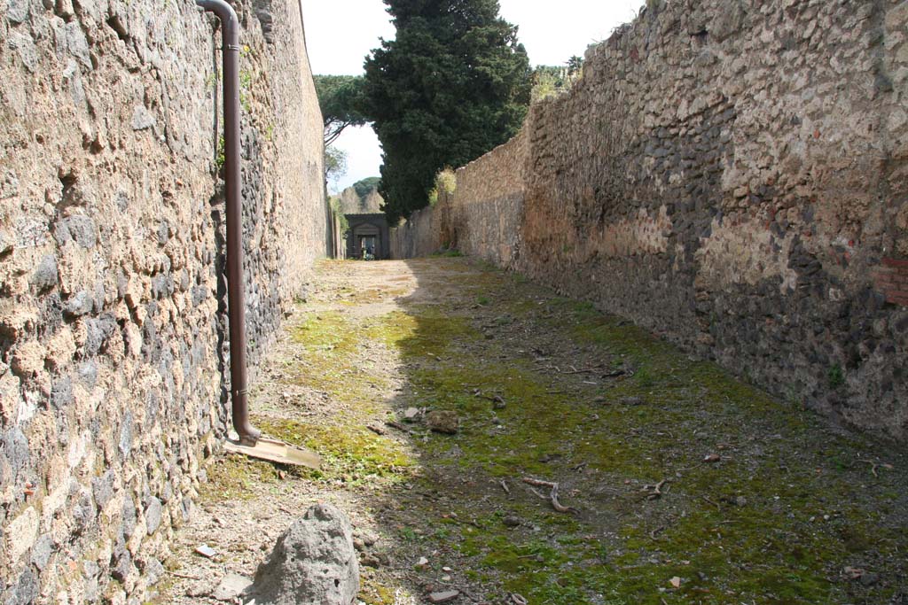 Via dell’ Abbondanza. April 2013. Looking south on Vicolo della Venere between II.3 and II.2.
Photo courtesy of Klaus Heese.