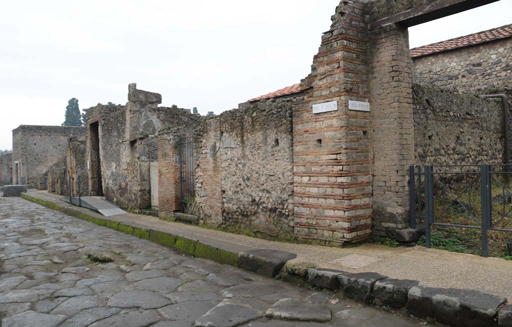 Via dell’ Abbondanza, south side. December 2018.
Looking east from II.3.1 (and Vicolo della Venere), on right, towards II.3.5 and fountain, on left. Photo courtesy of Aude Durand.