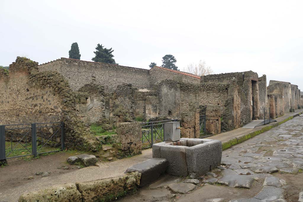 Via dell’Abbondanza, south side. December 2018.
Looking west along insula II.3, from near fountain at II.3.5. Photo courtesy of Aude Durand.