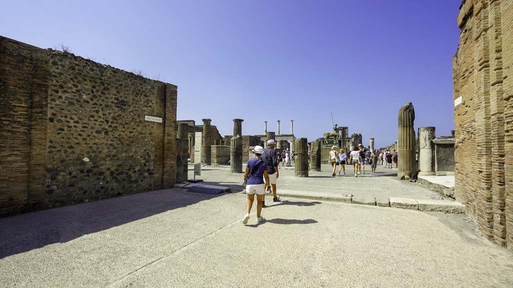 Via dell’Abbondanza, August 2021.
Looking west across the Forum from the end of Via dell’Abbondanza. Photo courtesy of Robert Hanson