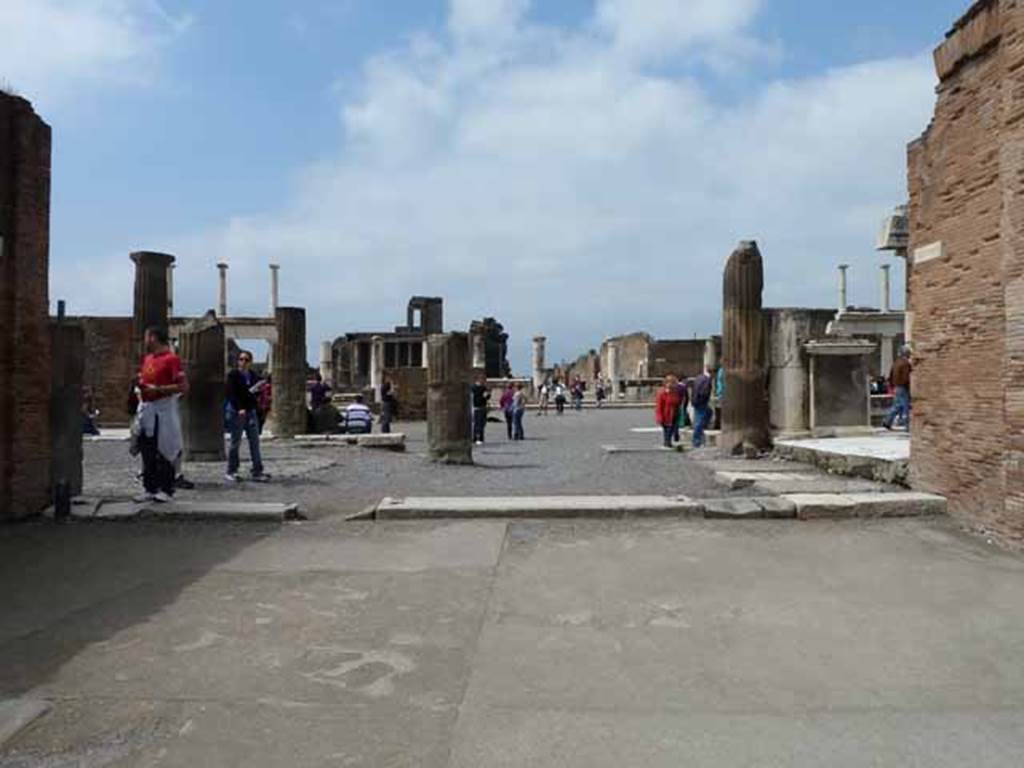 Via dell’Abbondanza, May 2010. Looking west across the Forum from the end of Via dell’Abbondanza.