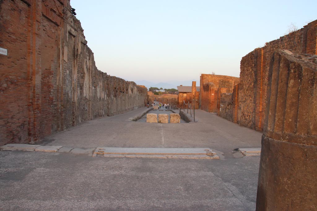 Via dell’Abbondanza, Pompeii. October 2023. Looking east from Forum. Photo courtesy of Klaus Heese.