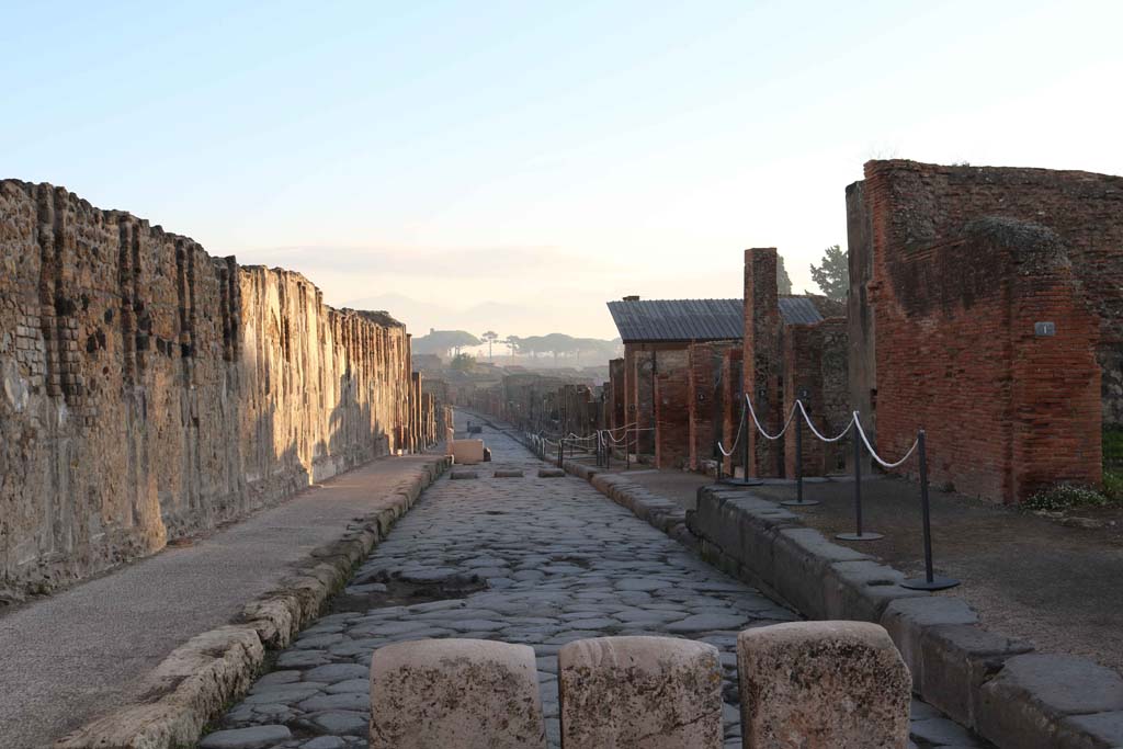 Via dell’Abbondanza, Pompeii. December 2018.
Looking east from Forum, between VII.9, on left, and VIII.3, on right. Photo courtesy of Aude Durand.