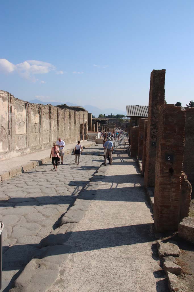 Via dell’Abbondanza, September 2017. Looking east between VII.9 and VIII.3, from VIII.3.2.
Photo courtesy of Klaus Heese.