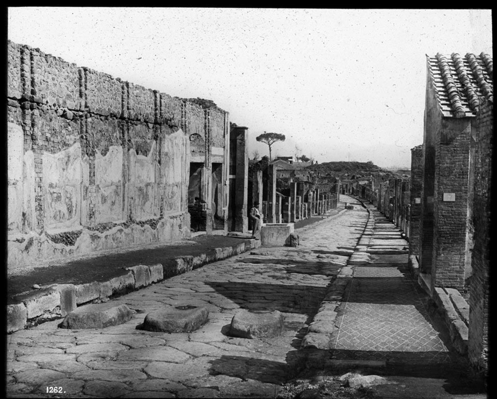Via dell’Abbondanza. Looking east from near VIII.3.7, on right, and VII.9.1 Eumachia’s Building, on left.
NB. Notice the pavement flooring, on the right.
Photo by permission of the Institute of Archaeology, University of Oxford. File name instarchbx208im 017. Resource ID. 44343.
See photo on University of Oxford HEIR database