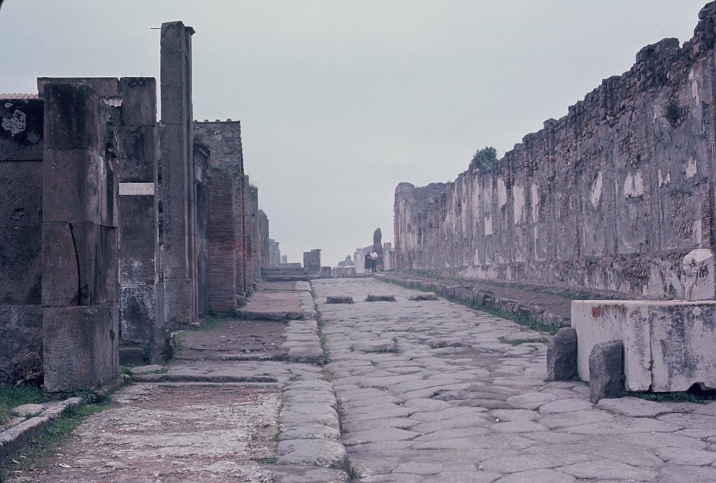 Via dell’Abbondanza, Pompeii. November 1966. Looking west towards Forum from near VIII.5.1. Photo courtesy of Rick Bauer.