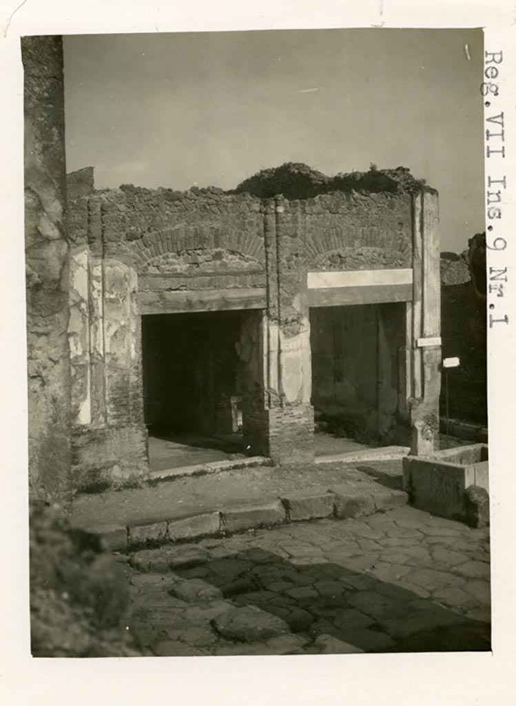 Via dell’Abbondanza, north side, Pompeii. Pre-1937-39. Looking towards entrance doorways at VII.9.68 and 67.
Photo courtesy of American Academy in Rome, Photographic Archive. Warsher collection no. 1159.