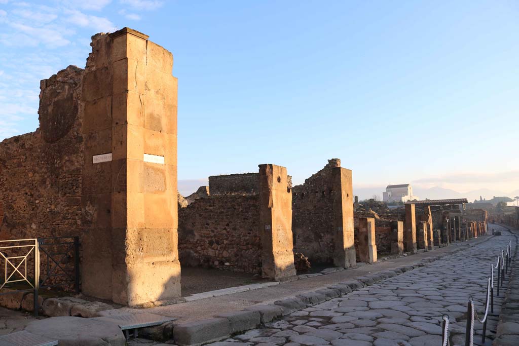 Via dell’Abbondanza, Pompeii. December 2018.
Looking east along VII.13, on north side of Via dell’Abbondanza, from junction with Vicolo di Eumachia, on left. Photo courtesy of Aude Durand.