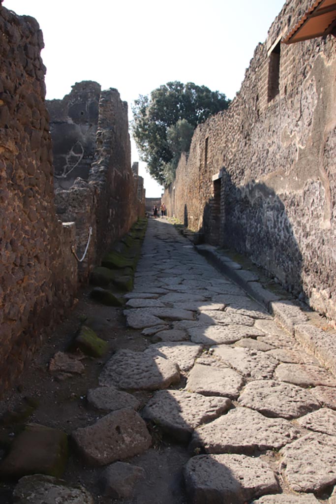 Via dell’Abbondanza, south side, Pompeii. October 2022.
Looking south from junction into Vicolo dei Dodici Dei. Photo courtesy of Klaus Heese.