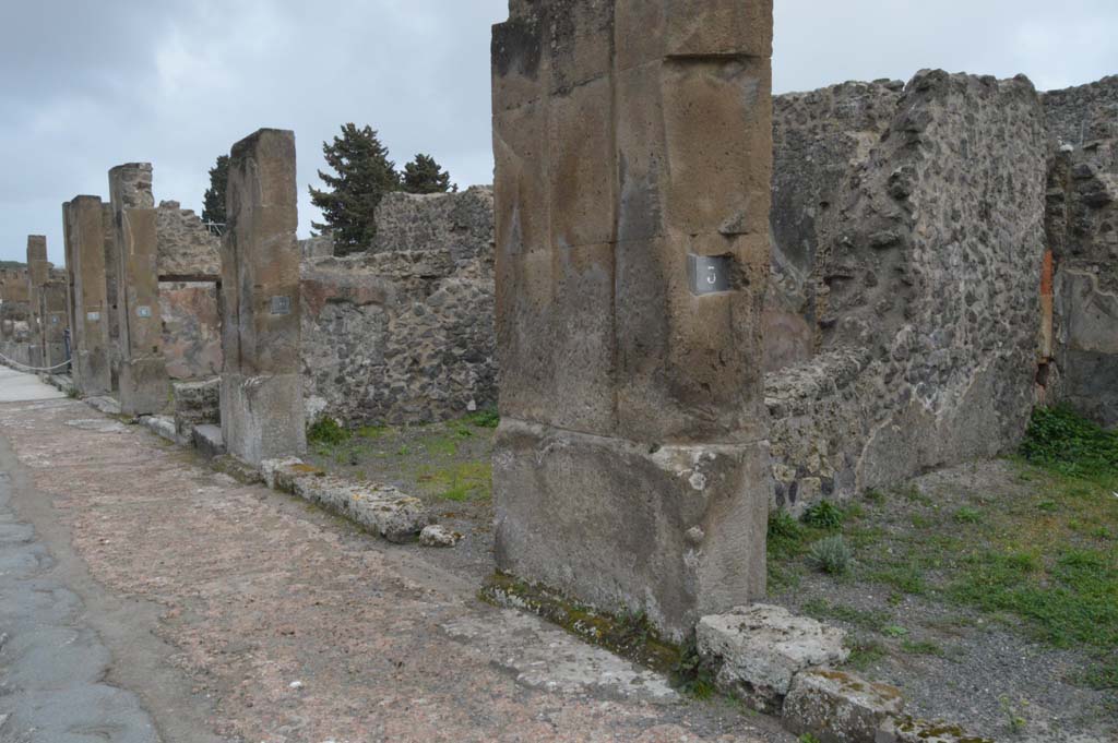 Via dell’Abbondanza, south side. March 2019. Looking east from VIII.5.3 with detail of pavement outside entrance doorways.
Foto Taylor Lauritsen, ERC Grant 681269 DÉCOR.