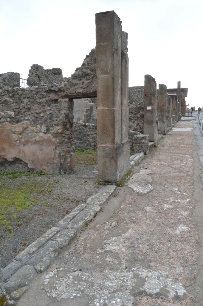 Via dell’Abbondanza, south side. March 2019.
Looking west from VIII.5.7 with detail of pavement outside entrance doorways.
Foto Taylor Lauritsen, ERC Grant 681269 DÉCOR.
