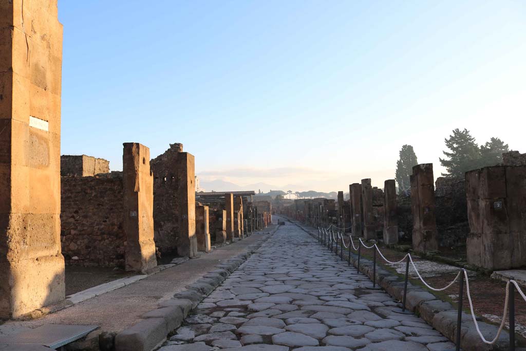 Via dell’Abbondanza, Pompeii. December 2018.
Looking east between VII.13.1, on left, and VIII.5.2, on right. Photo courtesy of Aude Durand.