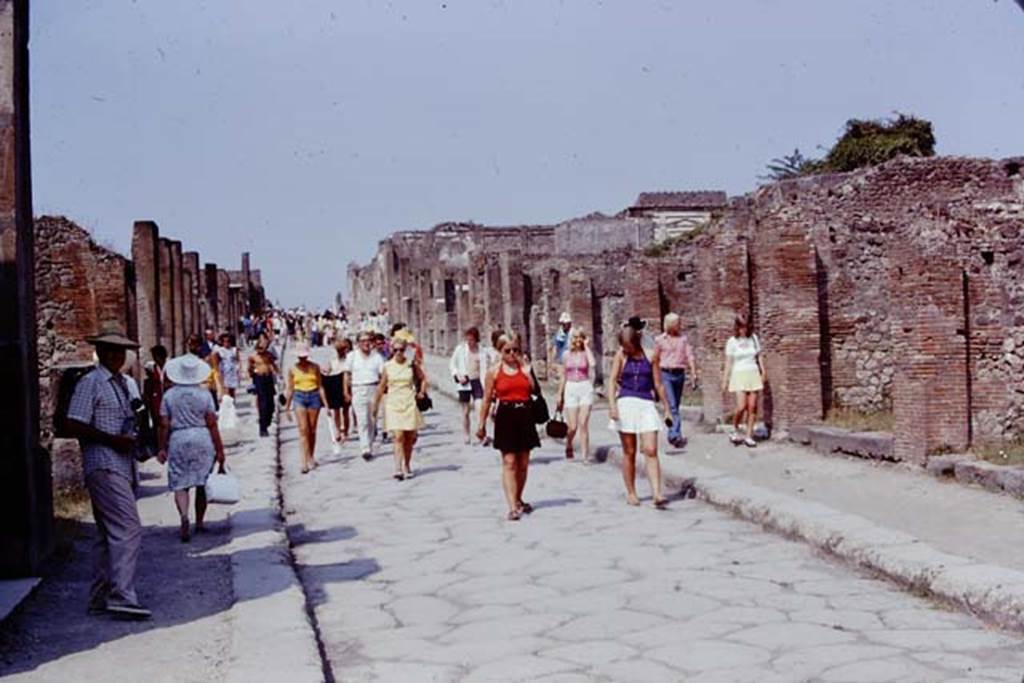Via dell’Abbondanza, Pompeii, 1973. Looking west. Photo by Stanley A. Jashemski.
Source: The Wilhelmina and Stanley A. Jashemski archive in the University of Maryland Library, Special Collections (See collection page) and made available under the Creative Commons Attribution-Non Commercial License v.4. See Licence and use details. J73f0253