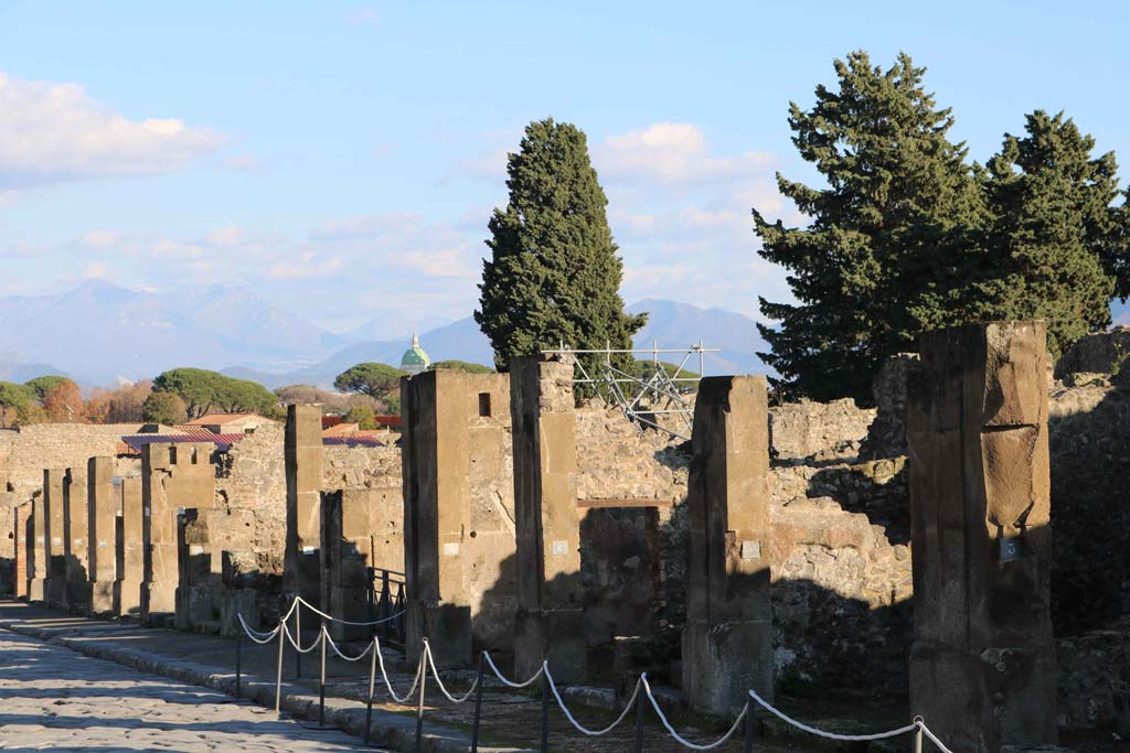 Via dell’Abbondanza, south side, Pompeii. December 2018.
Looking south-east along Insula VIII.5, with VIII.5.3, on right. Photo courtesy of Aude Durand.