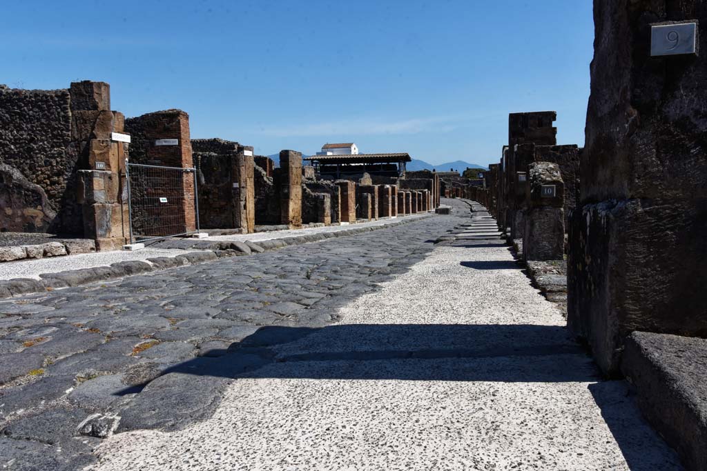 Via dell’Abbondanza, north side. April 2021.
Looking east to VII.13.10, on left, junction with Vicolo della Maschera, and insula VII.14. Photo courtesy of Nicolas Monteix.