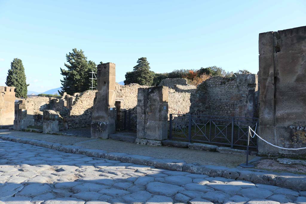 Via dell’Abbondanza, south side, Pompeii. December 2018.
Looking towards entrance doorways with VIII.5.11, on left, VIII.5.10, VIII.5.9, and VIII.5.8, on right. Photo courtesy of Aude Durand.