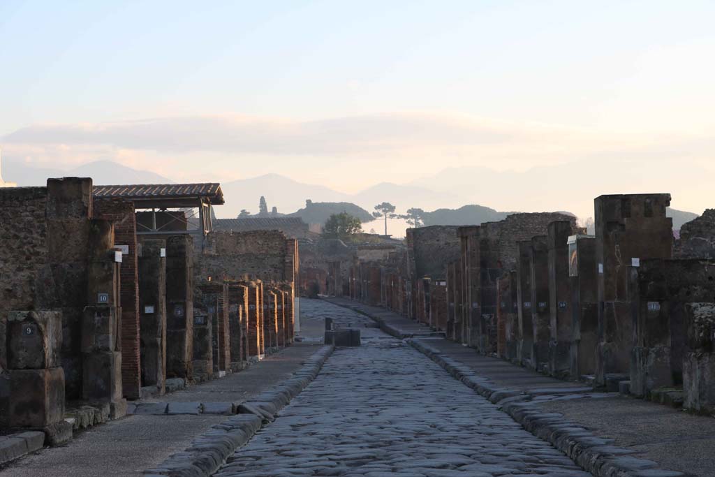 Via dell’Abbondanza, Pompeii. December 2018.
Looking east between VII.13.9, on left, and VIII.5.11, on right. Photo courtesy of Aude Durand