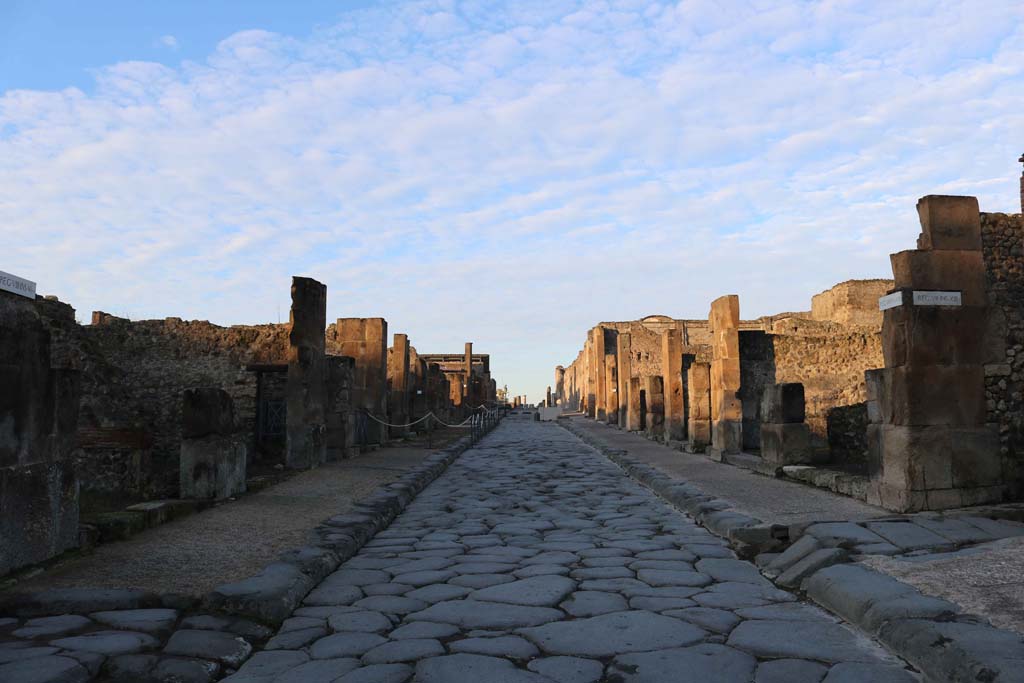 Via dell’Abbondanza, Pompeii. December 2018.
Looking west between VIII.5, on left, and VII.13, on right, from junction with Vicolo della Maschera, on right. Photo courtesy of Aude Durand.