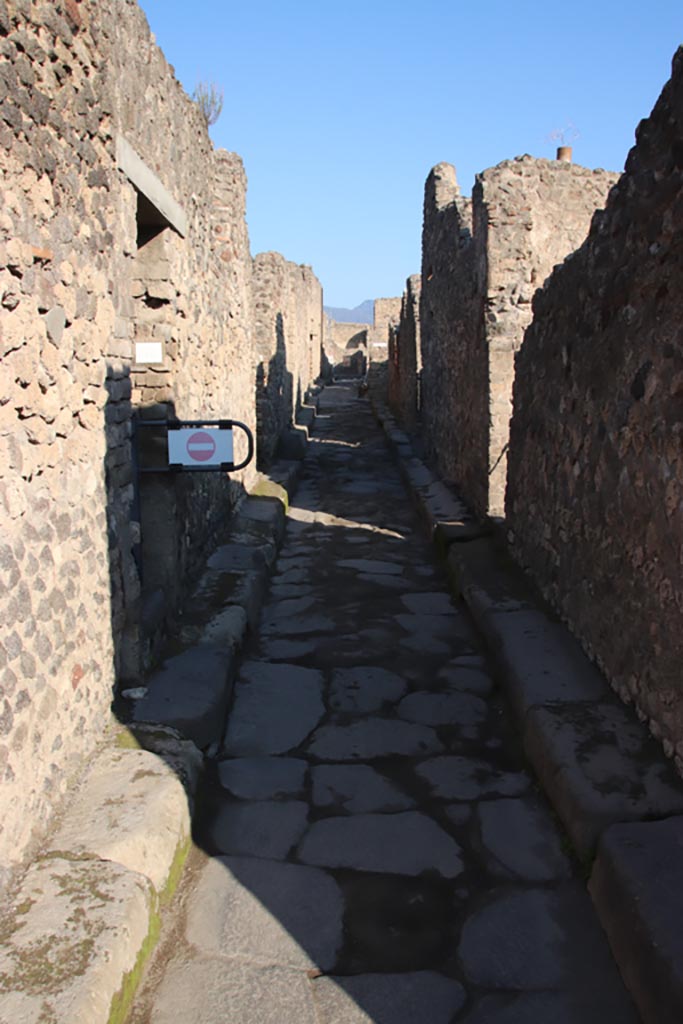 Via dell’Abbondanza, north side, Pompeii. October 2022.
Looking north in Vicolo della Maschera. Photo courtesy of Klaus Heese.