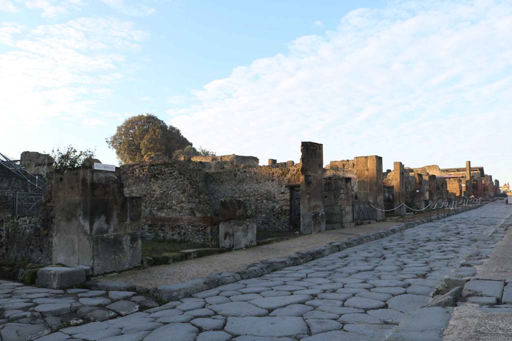 Via dell’Abbondanza, Pompeii, south side. December 2018.
Looking west along Insula VIII.5, from VIII.5.11, on left. Photo courtesy of Aude Durand.