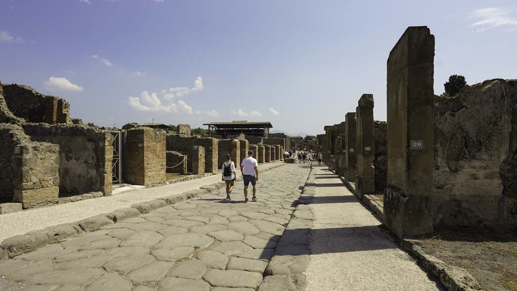 Via dell’Abbondanza, August 2021. Looking east from between VII.14 and VIII.5. Photo courtesy of Robert Hanson.