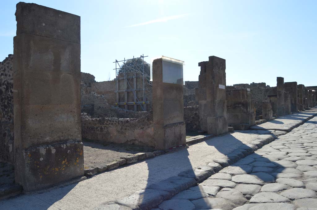 Via dell’Abbondanza, south side, Pompeii. October 2017. Looking west from VIII.5.20, centre left.
Foto Taylor Lauritsen, ERC Grant 681269 DÉCOR.